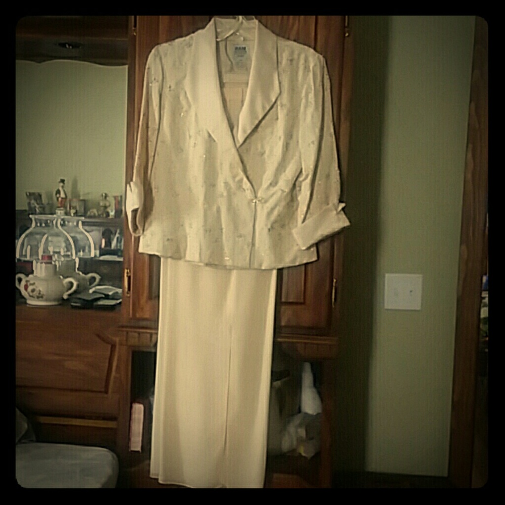 R&M RICHARDS PETITE SUIT